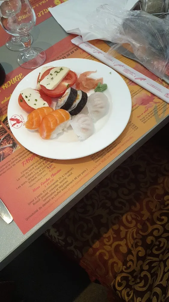 Assortiment de Sushis Et Makis Et Salade de Tomates Mozzarella