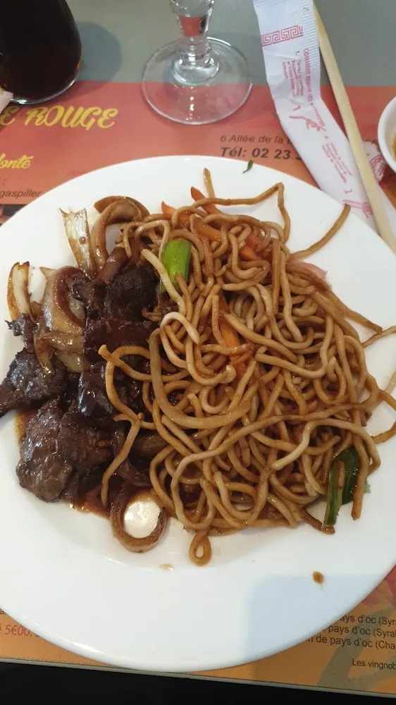 Bœuf Aux Oignons Et Nouilles Sautées