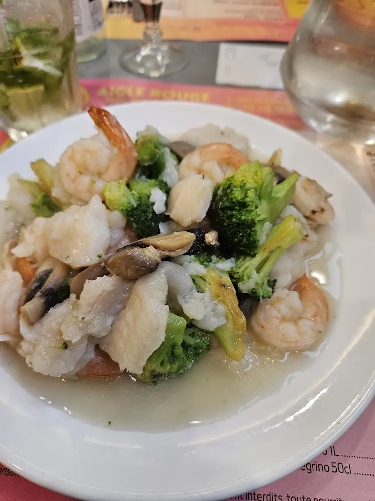 Crevettes Poissons Légumes Sauce À L Ail Au Wok de Légumes de Saison