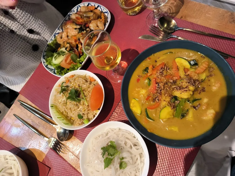 Crevettes Au Curry Rouge Et Nouilles Sautées Nature