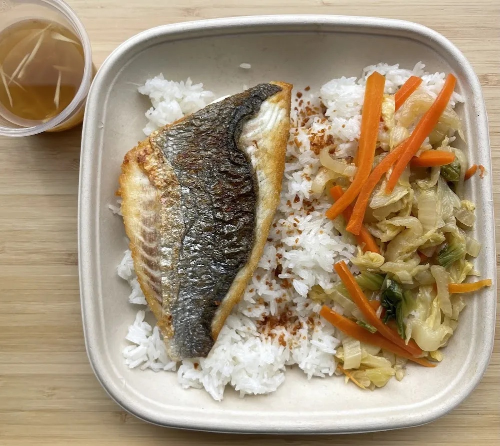 Daurade Grillée Riz Thaï Légumes Sauté À la Vietnamienne Et Sa Sauce Au Gingembre