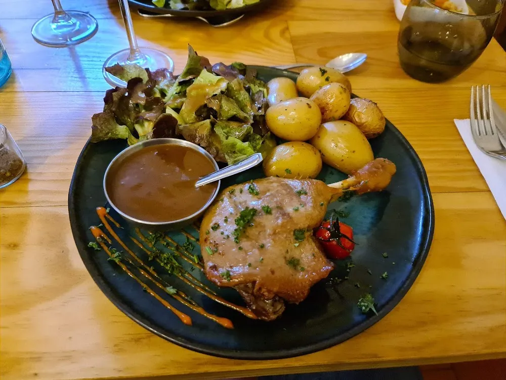 Cuisse de Canard Sauce Au Poivre Pommes de Terre Sautées Salade