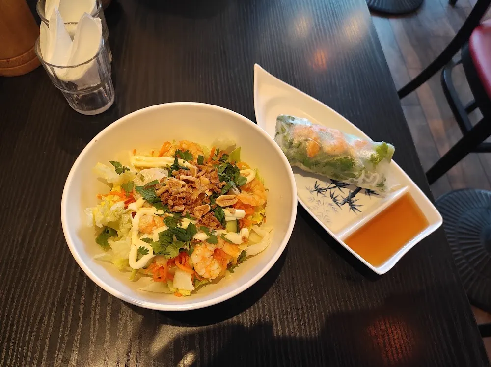 Salade Aux Crevettes Et Rouleau de Printemps