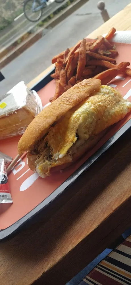 Bokit Au Poulet Et Frites de Patate Douce