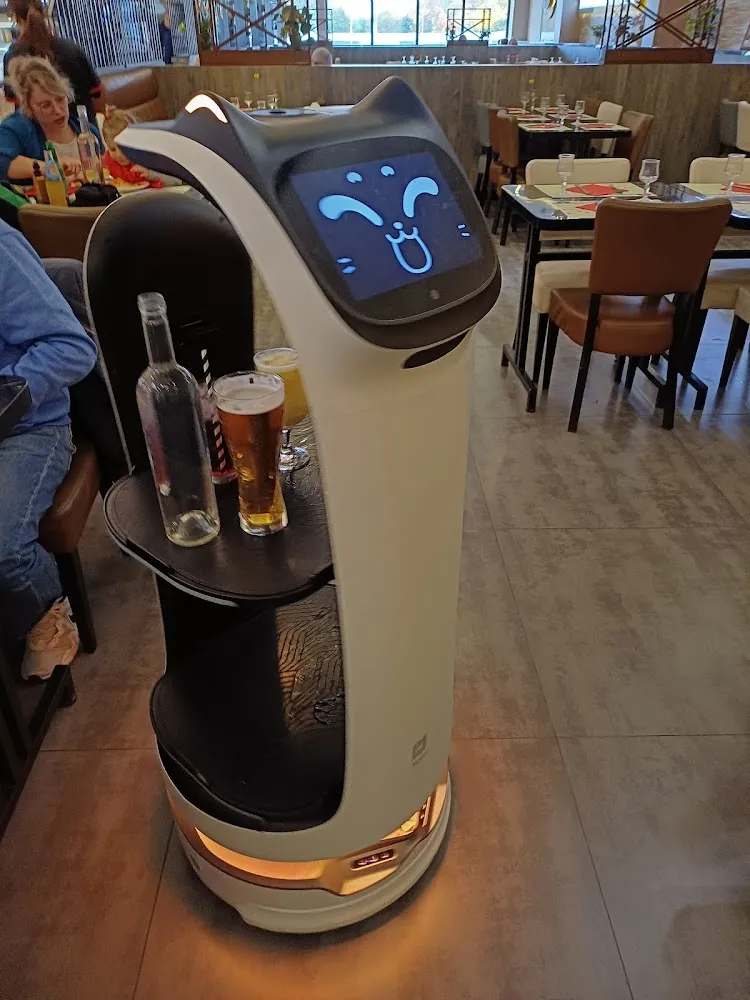 C'est Le Robot Qui Amène les Boissons