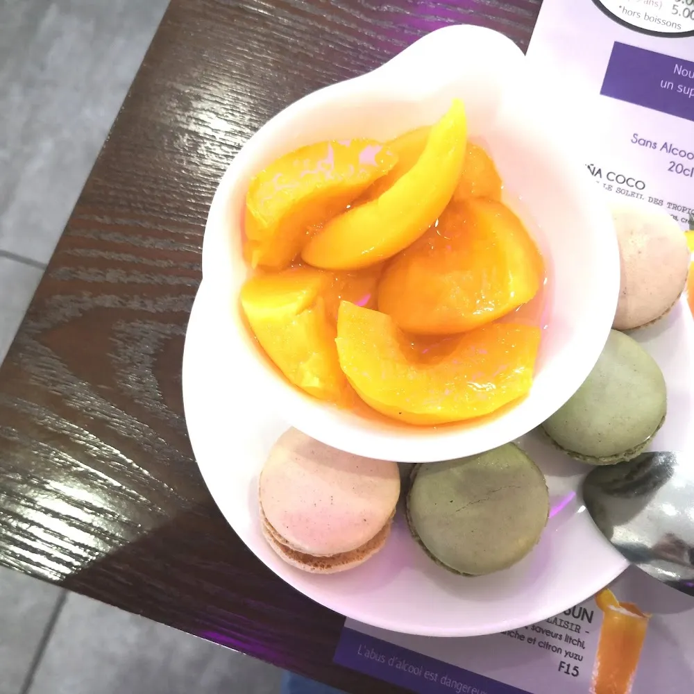 Pêche Accompagnée de Macarons