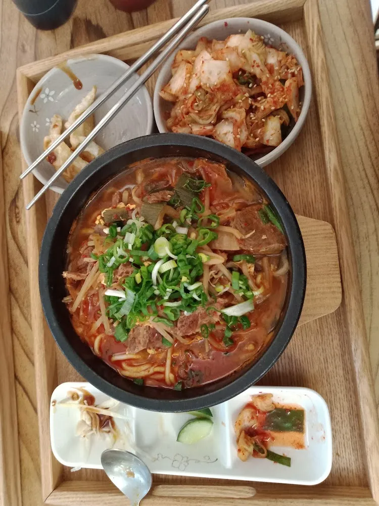 Nouilles Au Potage Boeuf Épicé Kimchi