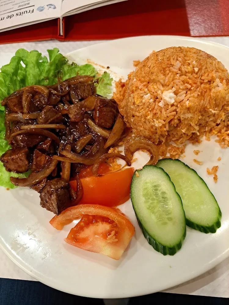 Boeuf Loc Lac Sur Son Lit de Riz Tomate