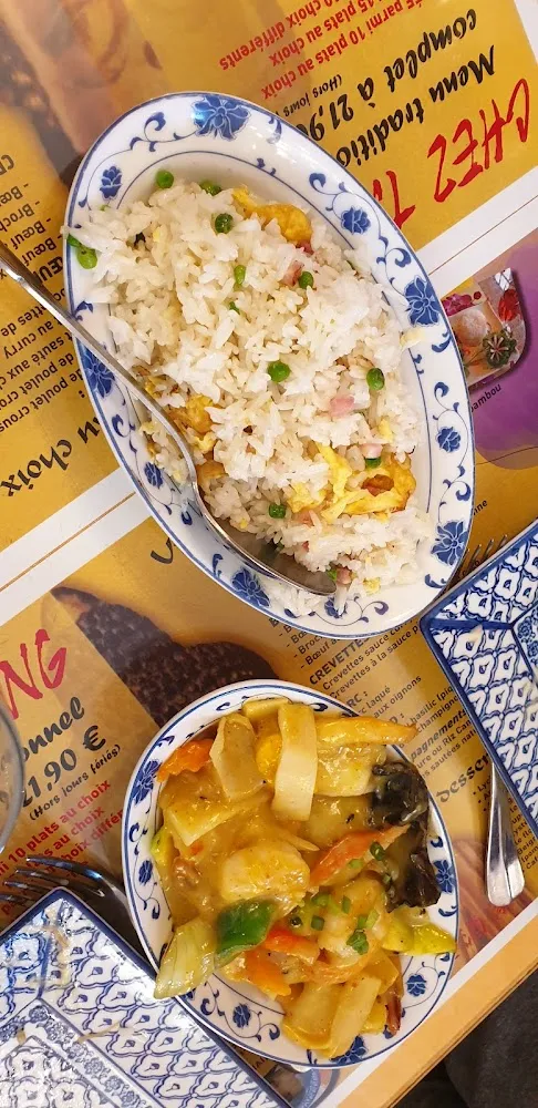 Crevette Sauce Curry Et Crème de Coco Avec Riz Cantonais