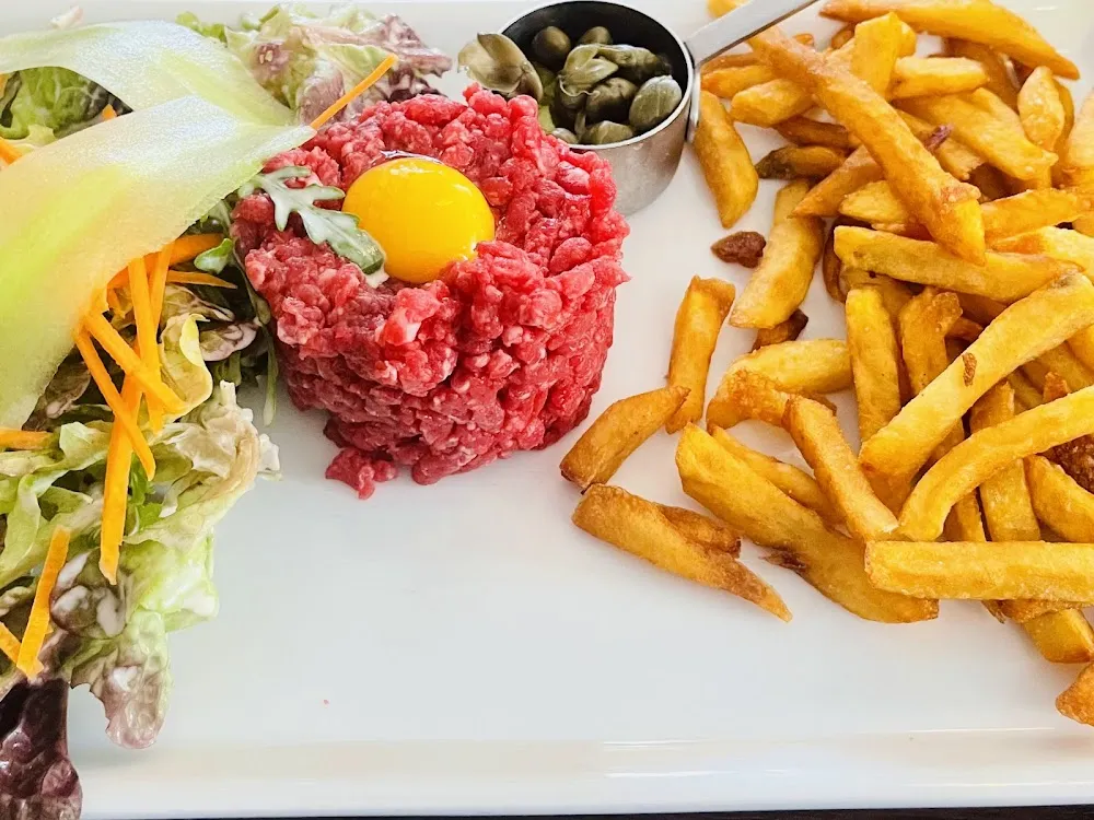 Tartare de Œuf À la Minute Frites Et Salade Verte