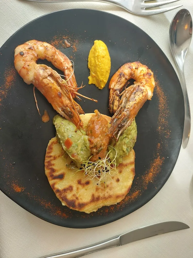 Galette de Maïs Garnie de Gambas Marinées Aux Épices Purée D Avocat Et Confit de