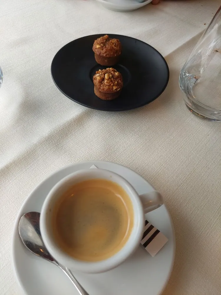 Petit Noir Avec Sa Mignardise Au Chocolat