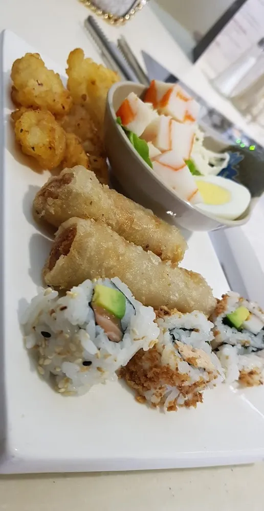 Nems Poulet Et California Maki Avocat Saumon