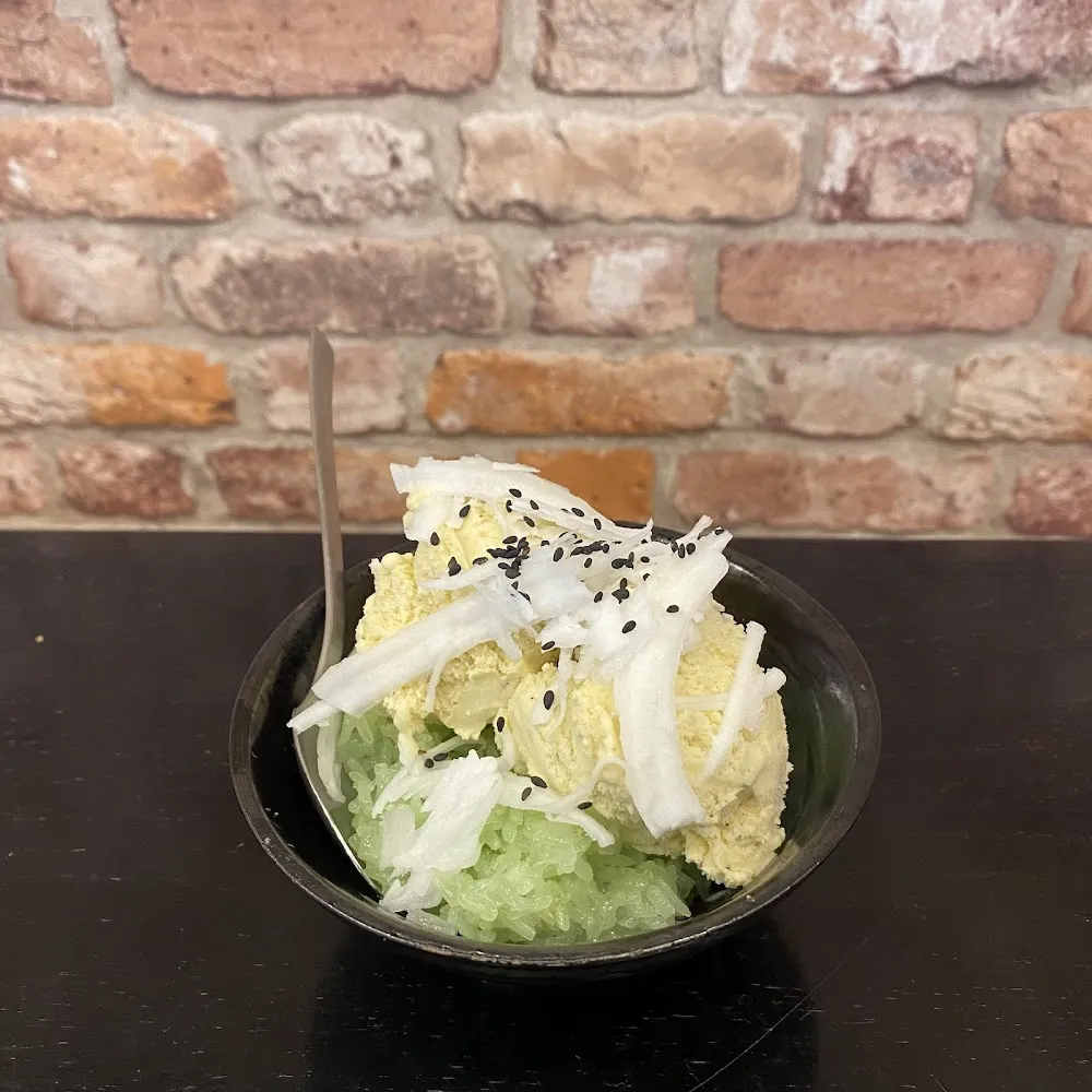 Sticky Rice with 2 Scoops of Ice Cream