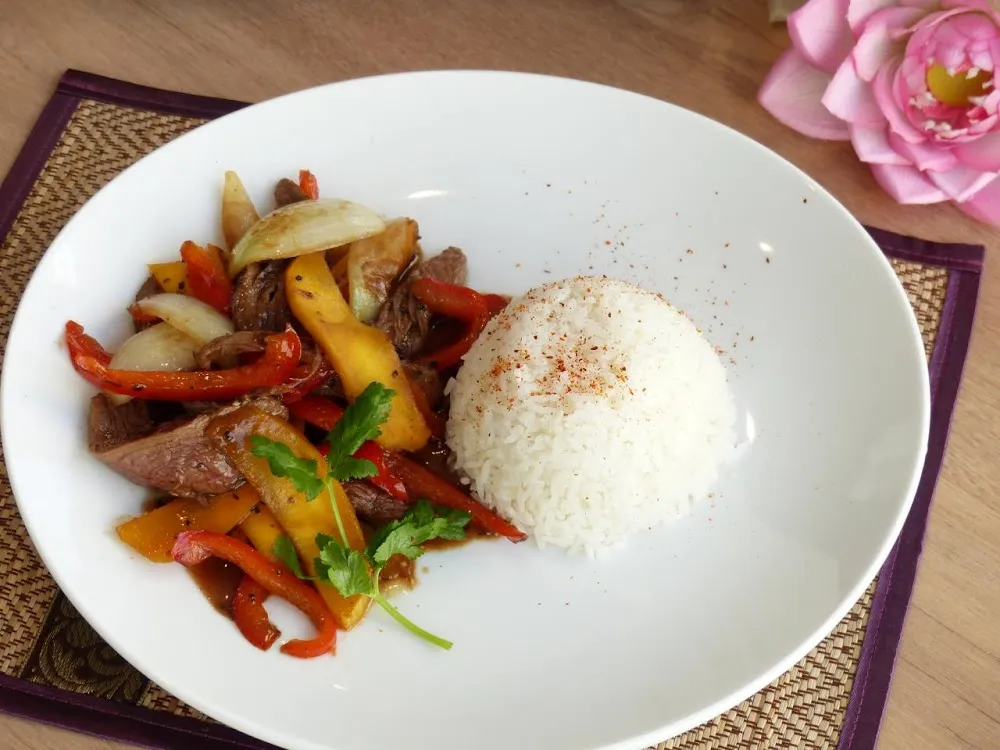 Filet de Boeuf Sauté À la Mangue Et Aux Poivrons