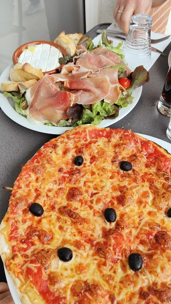 Pitzza Margarita Y Ensalada Normandia