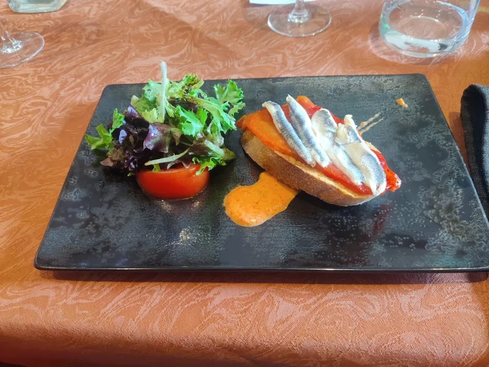 Tartine de Poivron Grille Anchois Mariné Et Salade