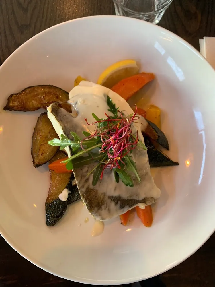 Filet de Daurade Accompagné de Légumes Et Sa Sauce Au Beurre Blanc