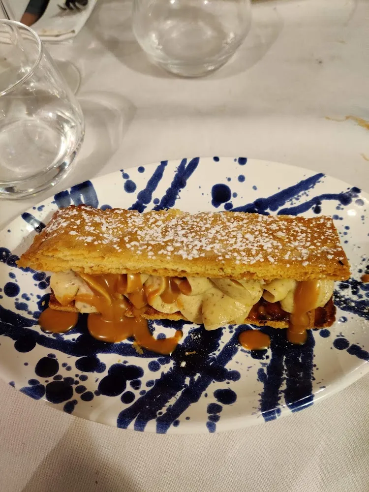 Millefeuilles Caramélisé À la Crème de Vanille Préparé Minute Sauce Caramel