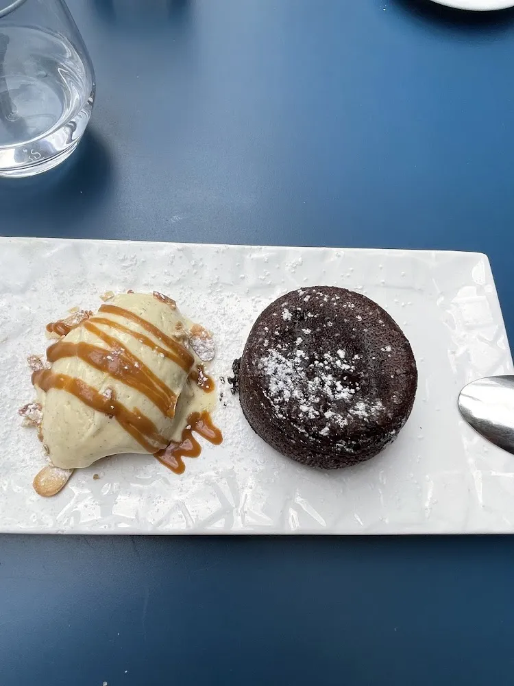 Moelleux Au Chocolat Noir Valrhona Sauce Caramel Glace À la Gousse de Vanille