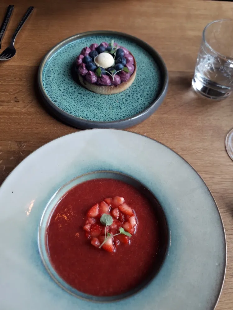 Soupe de Fraises Et Au Fond Tartelette Myrtilles