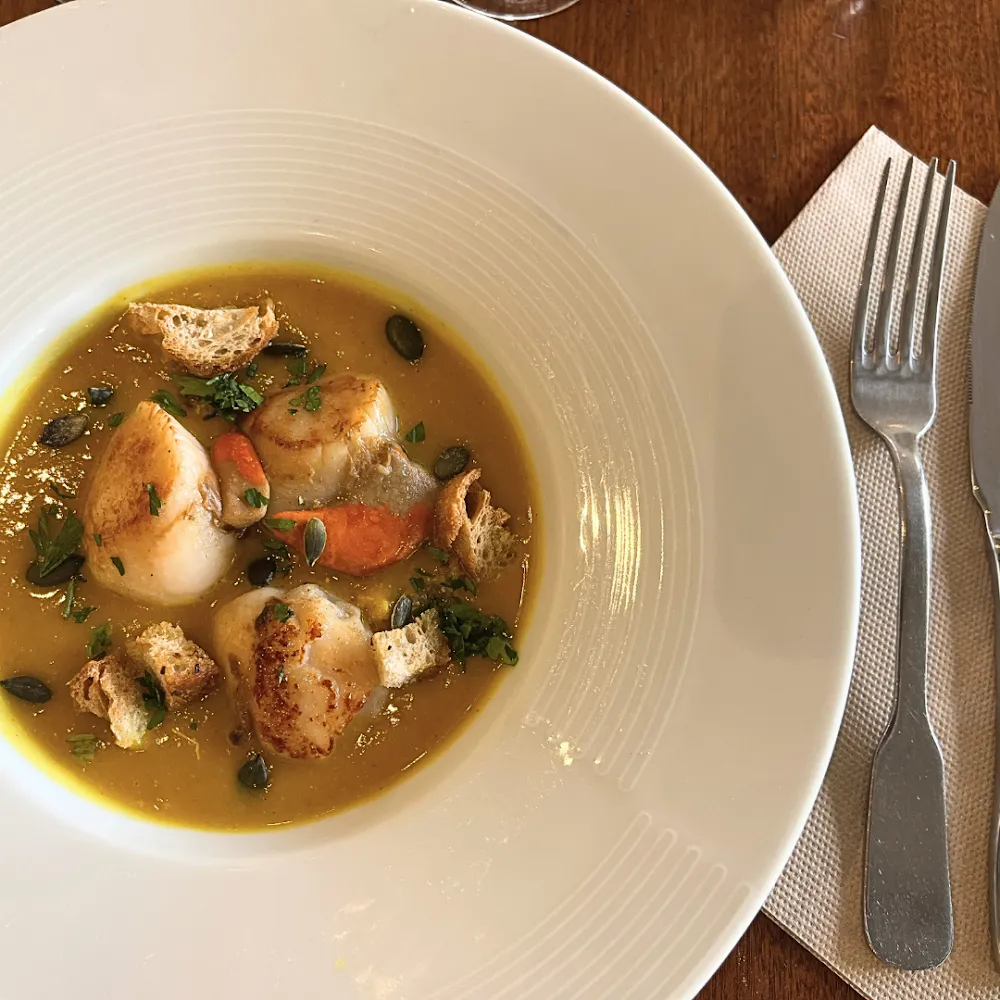 Noix de Saint-Jacques Snackées Crème de Maïs Crumble de Noisettes