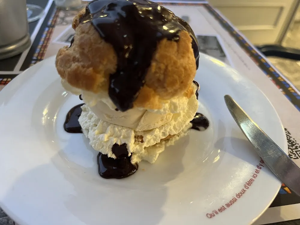 Profiterol Con Helado Y Nata