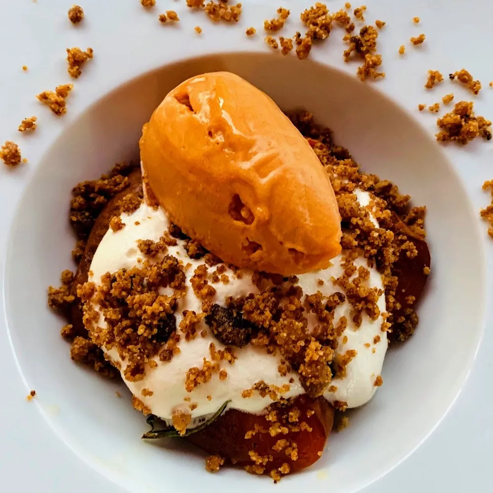 Abricots Rôtis Au Romarin Crumble Sorbet Abricot Et Siphon Chocolat Blanc