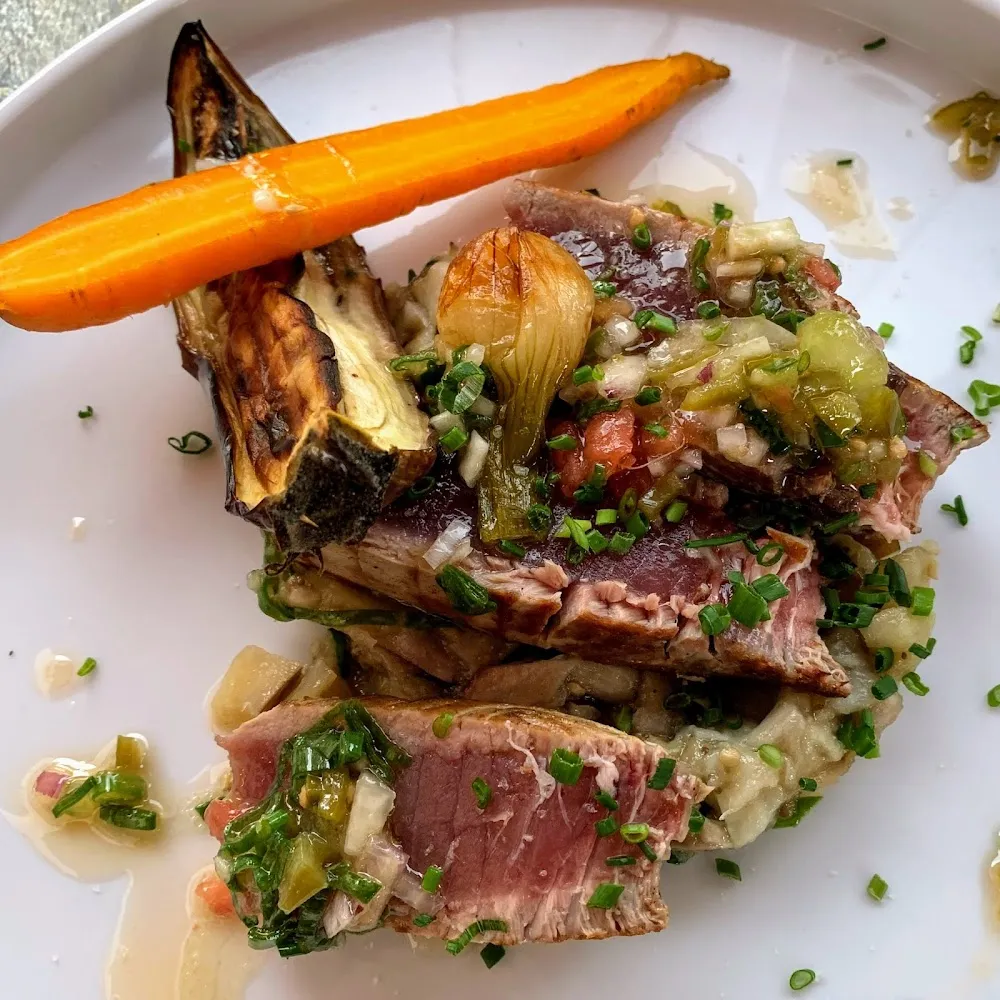 Thon Rouge de Ligne Tartare D’aubergines Vierge Aux Piments Fumés Mini Concombres