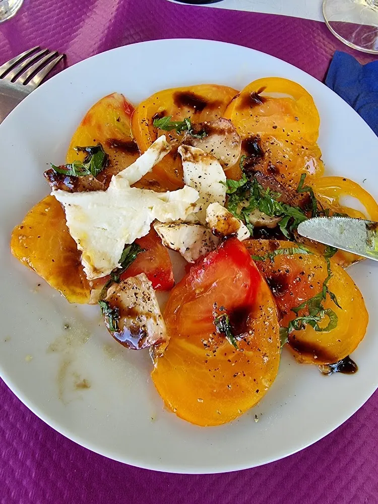 Salade de Tomates Ananas Avec Mozarella Er Pêche Plates Et Son Vinaigre Balsamique