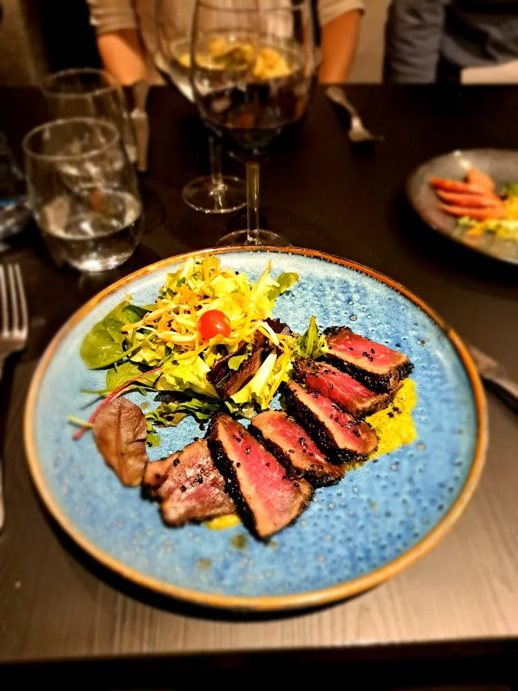 Mariniertes Rindfleisch Mit Sesamkruste Und Pistazienpesto