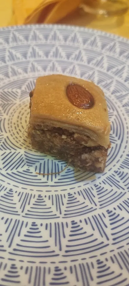 Baklava Avec Boule de Vanille Saupoudré de Pistache