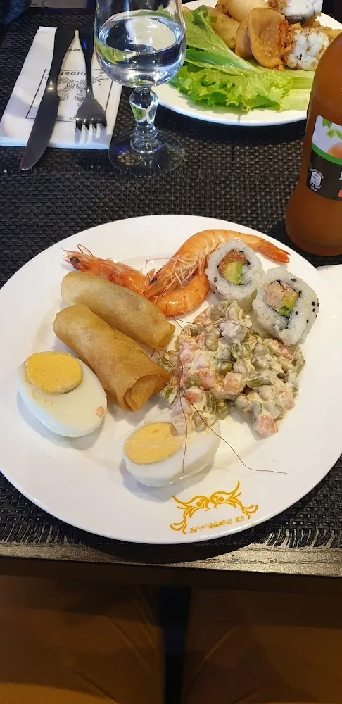 Entrée Œuf Macédoine Sushi Aux Thon Et Avocat Et Crevette