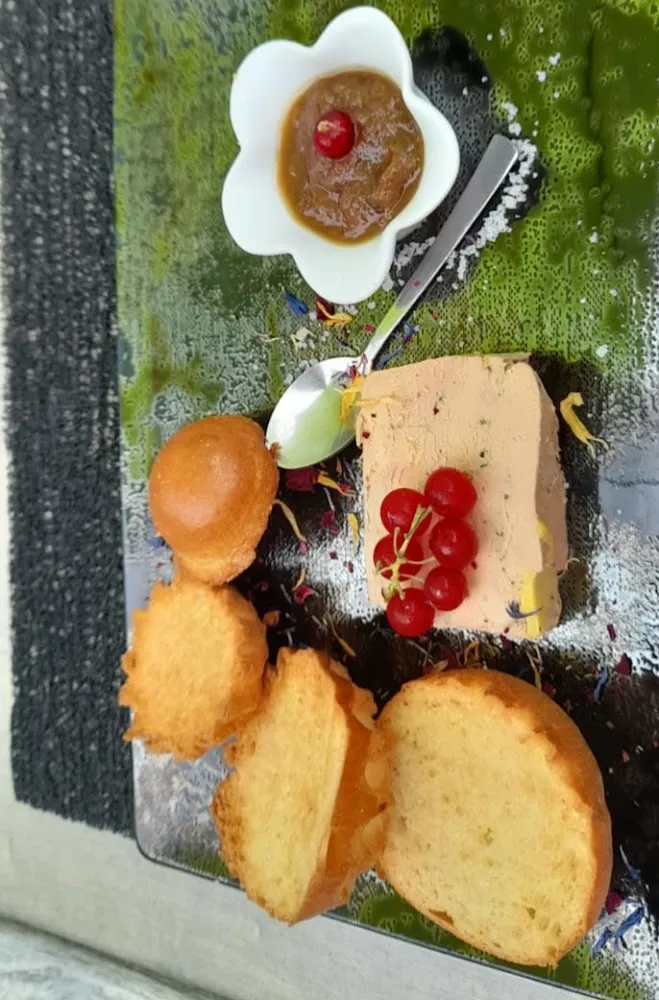 Duo de Foie Gras Mi-cuit Et Crème Brûleeet Sa Brioche Toastée