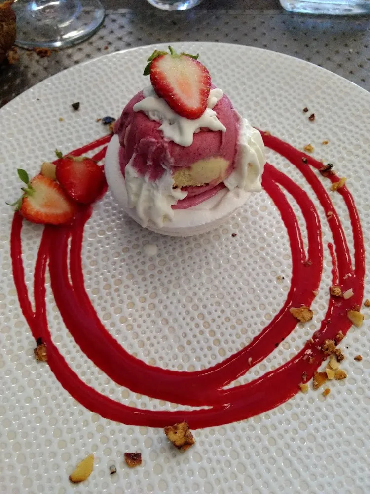 Vacherin Framboise Vanille Coulis de Fraise