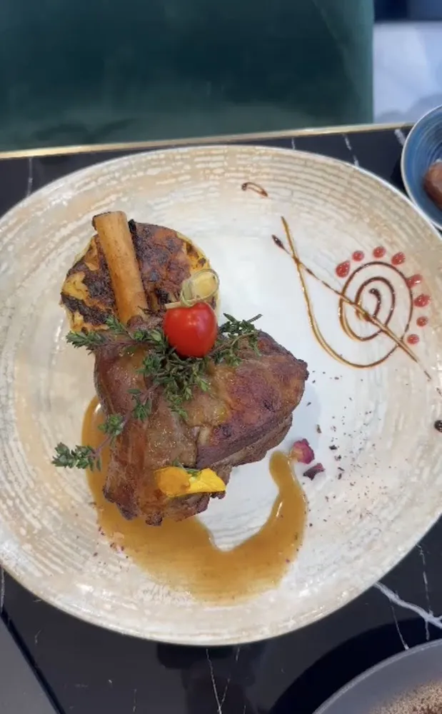 Souris d'agneau Cuite À Basse Température Et Son Jus Corsé Au Romarin Façon Méchoui