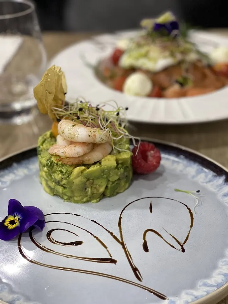 Tartare d'avocat Et Mangue Crabe Et Crevettes Pimentées