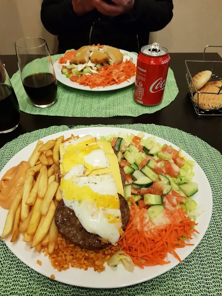 Steak À Cheval Dans Un Grec