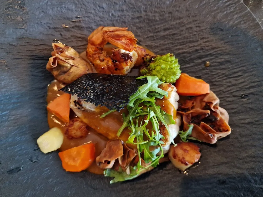 Médaillon de Lotte Façon Zarzuela Bisque Et Ravioles de Légumes