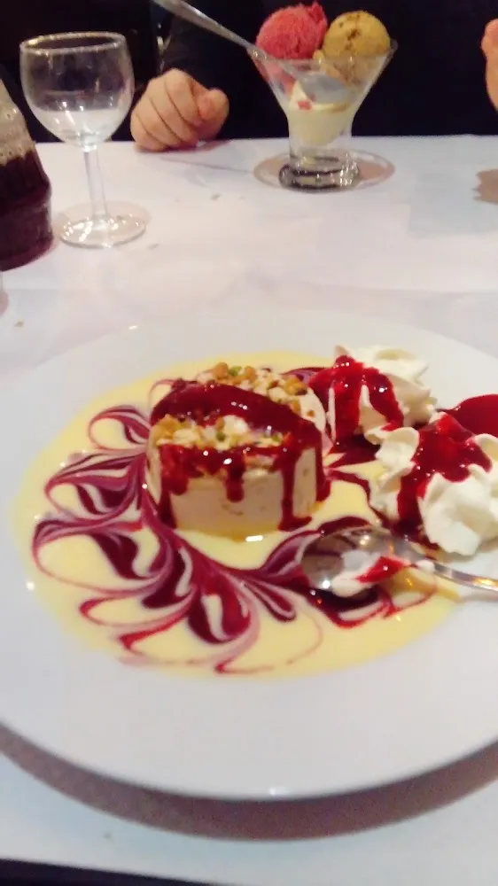 Nougat Glacé Crème Anglaise Et Coulis Framboise