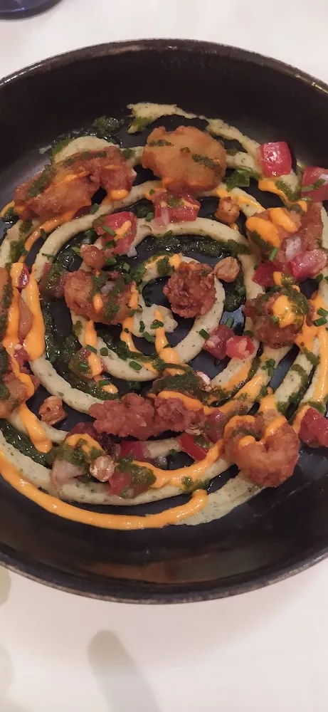 Beignets de Calamars Sur Un Lit de Houmous