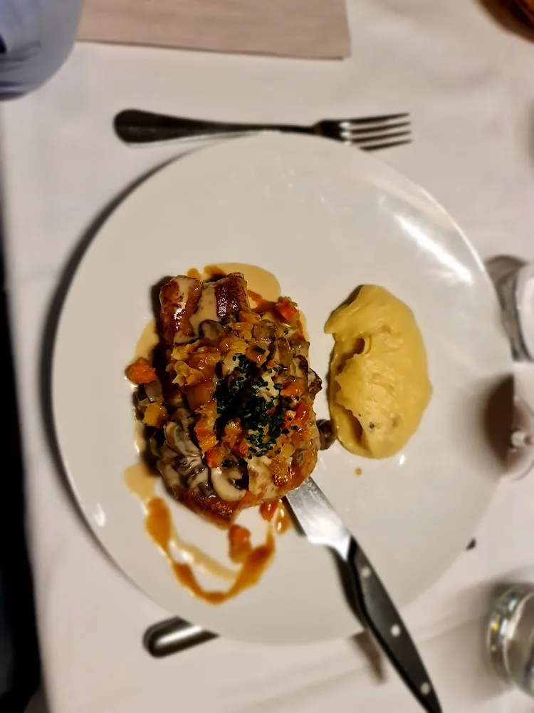 Côte de Cochon Ibérique Aux Morilles Et Vin Jaunes