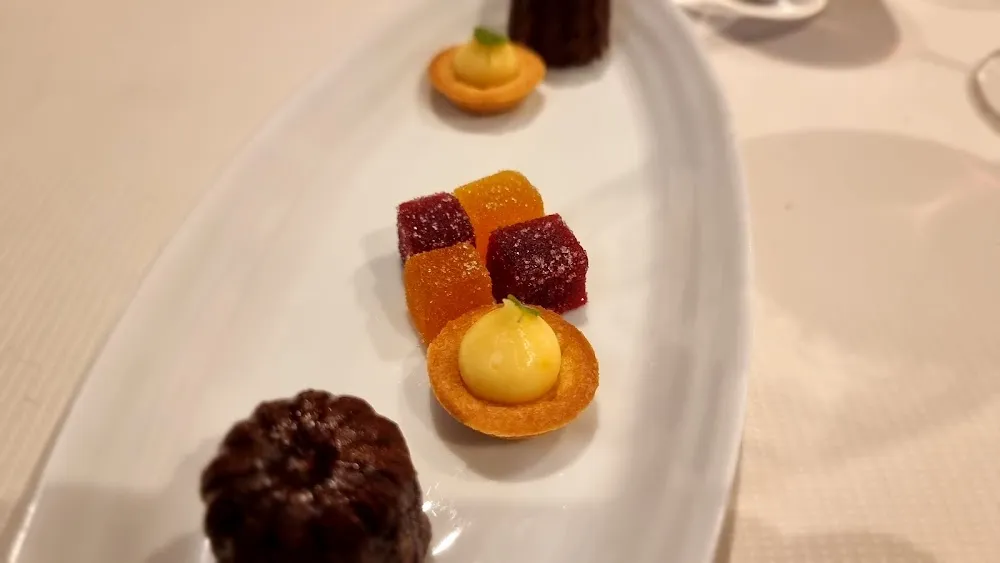 Paris-tunis Praliné Au Figues Fraîches Et Sorbet Figue À la Boukha
