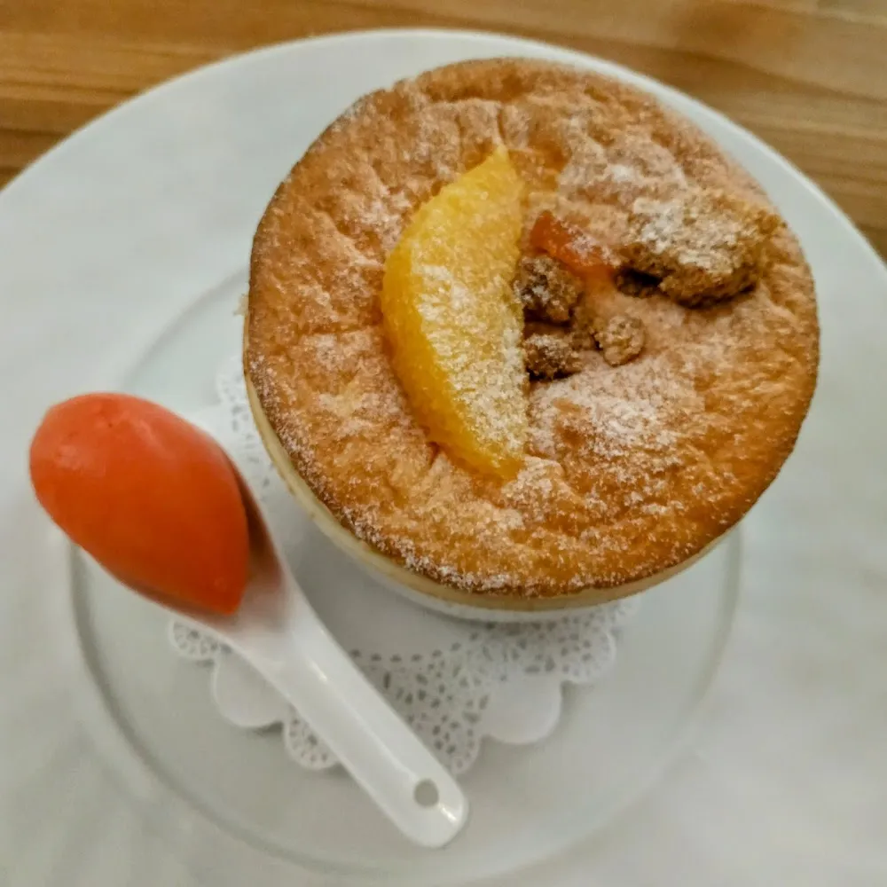 Soufflé À la Liqueur d'agrumes Sorbet À L'orange Sanguine
