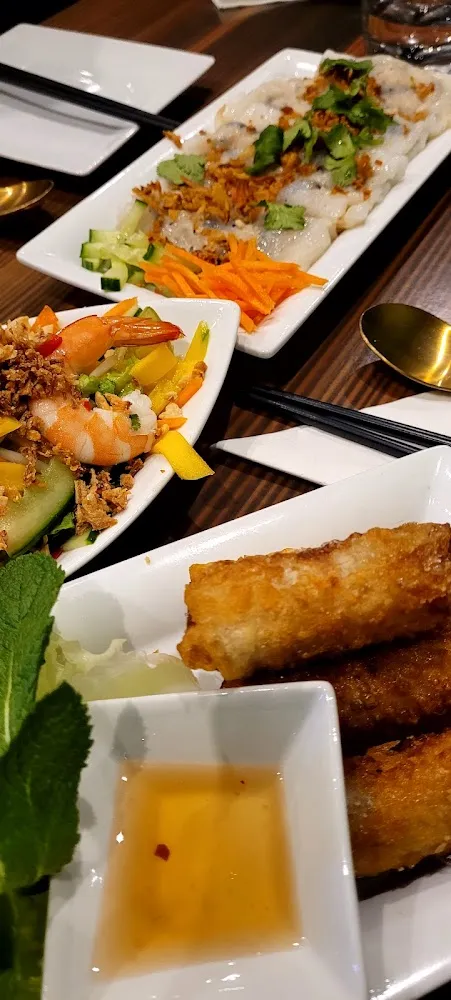 Nem Au Poulet Salade de Mangue Et Banh Cuon