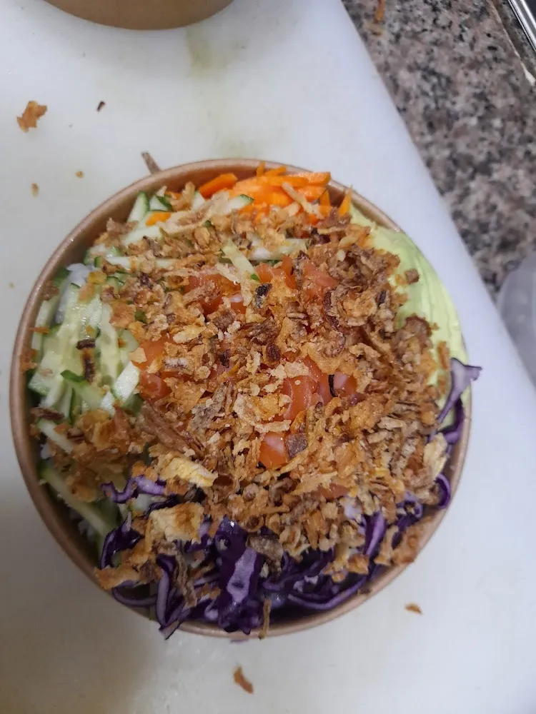 Poke Bowl with Onion Crispy