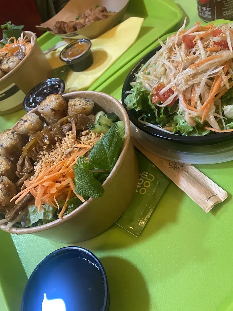 Bo Bun À Gauche Et Salade de Papaye À Droite