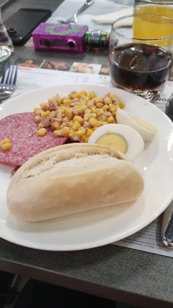 Pain Oeufs Salami Salade Thon Maïs