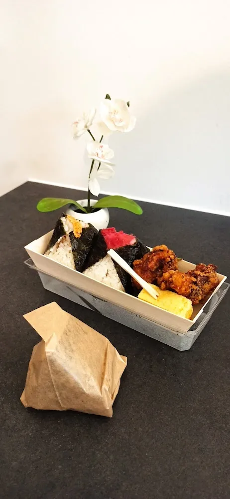 Bento Onigiri Prune Salée Et Poulet Piquant