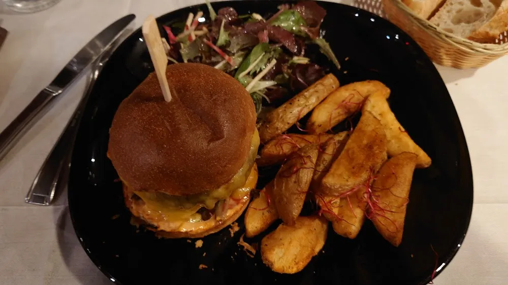 Le Hype Burger O'papillon Charolais Cheddar Tomate Cæur de Bæuf Sauce Tartare Potatoes